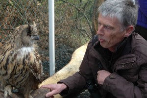 Ansprechpartner für unsere einheimische Vogelwelt mit Uhu: Paul Bergweiler (rechts) (Foto: Robert Klein)