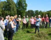 Robert Klein präsentiert den Besuchern die Naturschätze der Heide