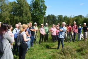 Robert Klein präsentiert den Besuchern die Naturschätze der Heide