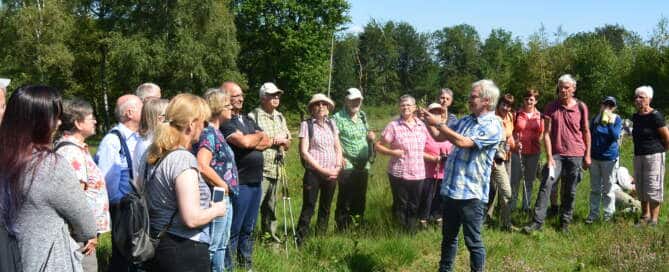 Robert Klein präsentiert den Besuchern die Naturschätze der Heide